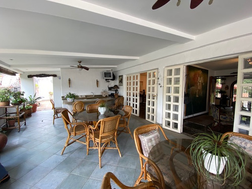 Se Vende Casa 630m2. 4h + S/5b + S/4p. Santa Paula.