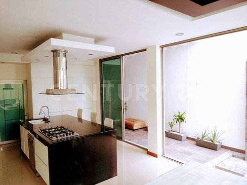 Casa En Venta En Residencial Esmeralda Norte, Colima, Col.