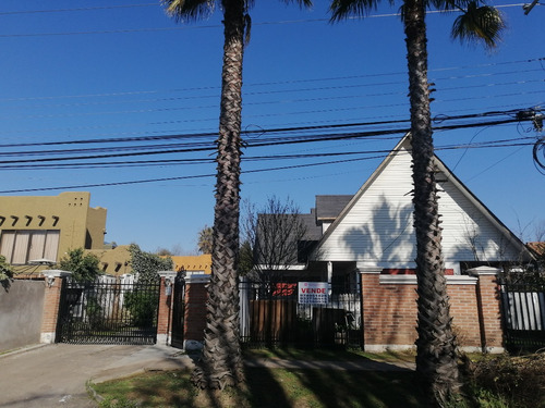 Casa Dos Pisos Aislada En Condominio, Excelente Ubicación