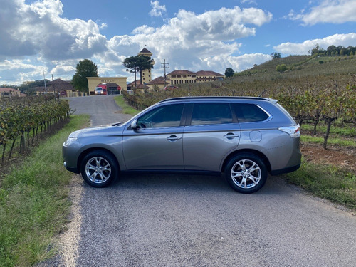 Imagem 9 de 15 de Mitsubishi Outlander 3.0 V6 Gt 4x4 7 Lugares - 2015