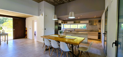 Casa A La Venta En Cul De Sac En Area Residencal 1, Barrio Costa Esmeralda, Venta Equipada.