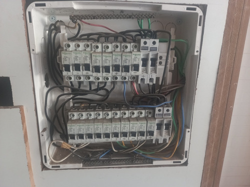 Imagem 1 de 5 de Eletricista Industrial, Comercial E Residencial