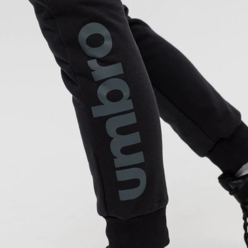 Imagen 2 de 4 de Pantalón Umbro Chupín Largo Deportivo Para Hombre Mvdsport