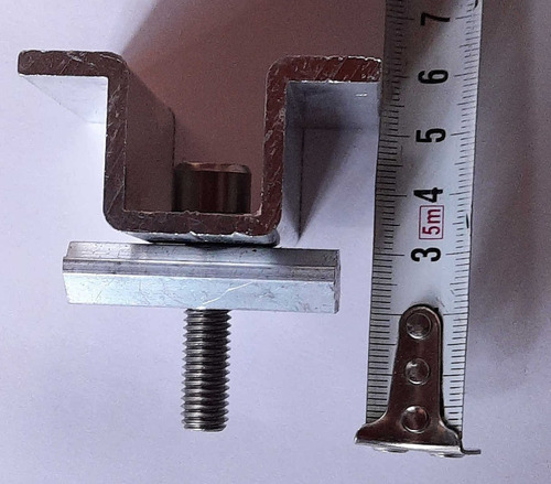 Imagen 2 de 2 de Omega Con Tornillo Y Tuerca. Soporte Para Panel Solar