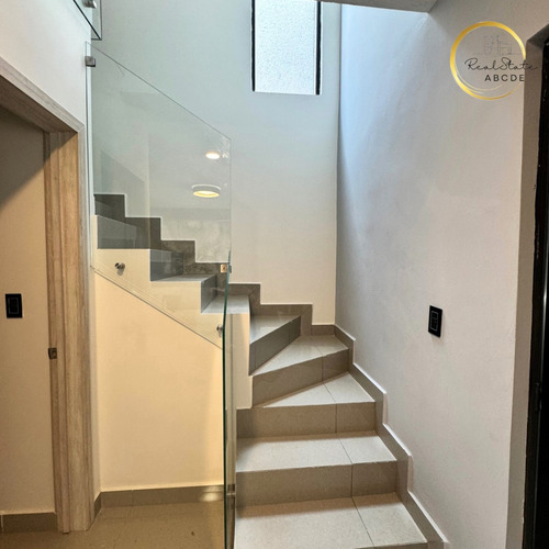 Casa Residencial Con Estilo Minimalista Y Terraza