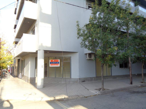 Barrio Alberdi - Excelente Local Comercial De Categoría, Externo En Esquina, Amplio Y Luminoso Con Vidrieras, 2 Baños Y Cocina Separada