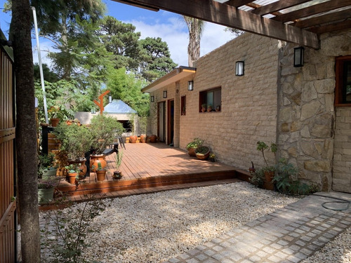 Imagen 4 de 18 de Casa Estilo Cabaña En Bosque Peralta Ramos, Mar Del Plata