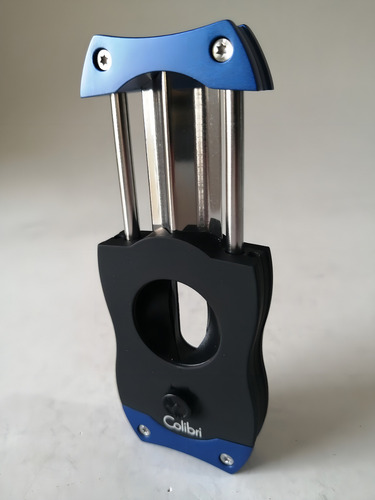 Cortador de charutos Colibri com corte em V em forma de V azul