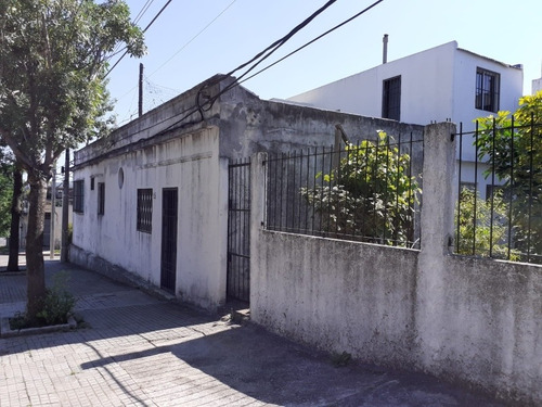 Solida Casa En Montevideo. Excelente Esquina