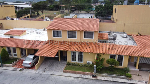 En Venta Bella Casa Remodelada Y Amoblada En Cabudare, - 2 4 1 7 0 4 3- Cerrado Con Vigilancia 24/7, Cocina Moderna Y Equipada, Maritza, Piso De Porcelanato, Lucena, Ideal Para Vivir En Familia.