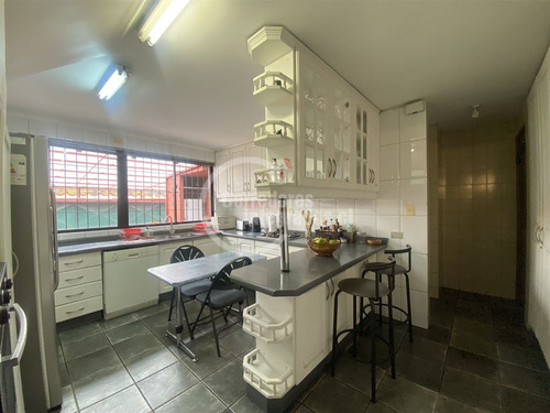 Casa En Venta De 7 Dorm. En Vitacura Santa María.san Benito.