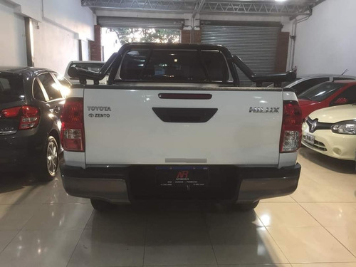 Imagen 4 de 8 de Toyota Hilux 2018 2.4 Cd Dx 150cv 4x2