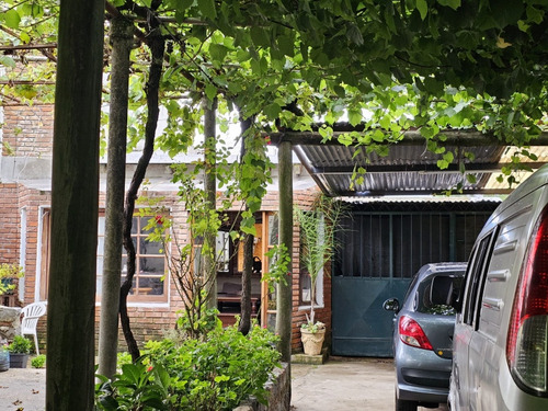 Dueño Vende 2 Casa En Un Solo Padron En Barrio Colón Cerca De Todos Los Servicios.