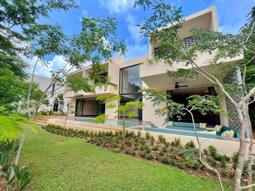 Casa De Súper Lujo En El Yucatán Country Club