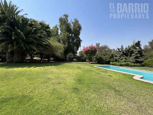Casa En Venta De 6 Dorm. En Colina