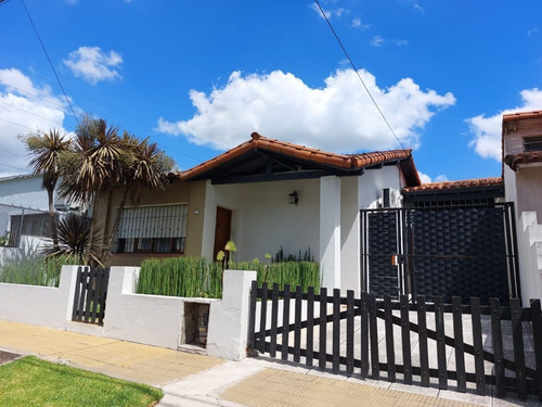 Imagen 3 de 24 de Venta Chalet Barrio Aeronautico-ituzaingo Norte-parque Con Pileta.