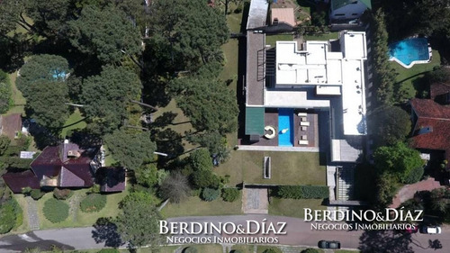 Espectacular Residencia Minimalista Con Amplio Parque A Metros De La Mansa- Ref: 539