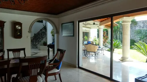 Excelente Casa En Zona Dorada De Cuernavaca, Espacios Amplios Y Acabados De Lujo.
