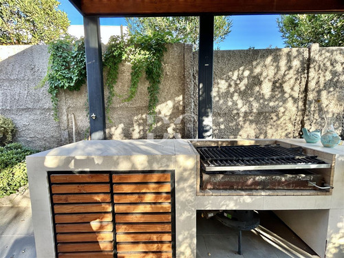 Casa En Venta De 5 Dorm. Piedra Roja Chicureo Colina