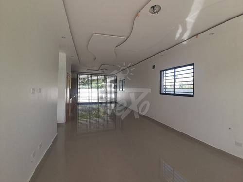 Interesante Casa Moderna Y Amplia En Venta Residencial Cerrado, Santiago Hfc-219
