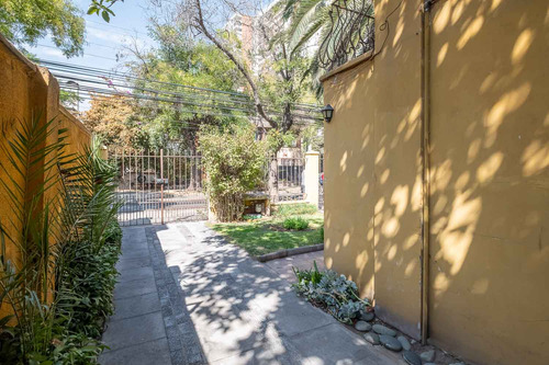 Sector Residencial: Jardín, Piscina Y Gran Conectividad