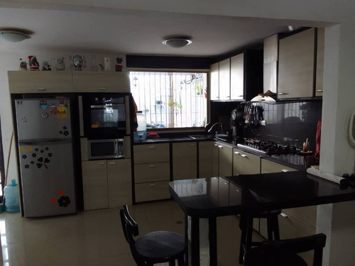 Townhouse En La Urbanización Samanes De Betania I, Charallave.