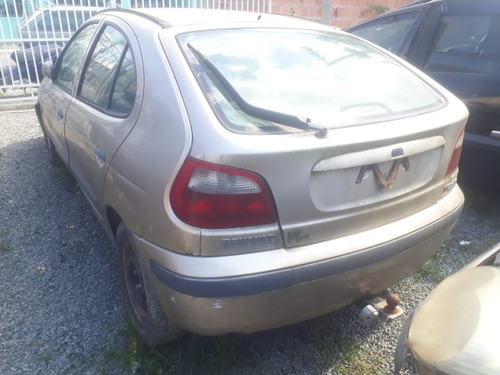 (18) Sucata Renault Megane 1.6 16 V 2001 ( Retirada Peças)