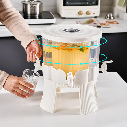 Elegante Servidor De Bebidas Con Jarra De Agua E Estilo A