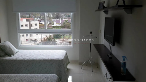 Apartamento En Venta De 2 Dormitorios En Edificio Le Jardin, Punta Del Este