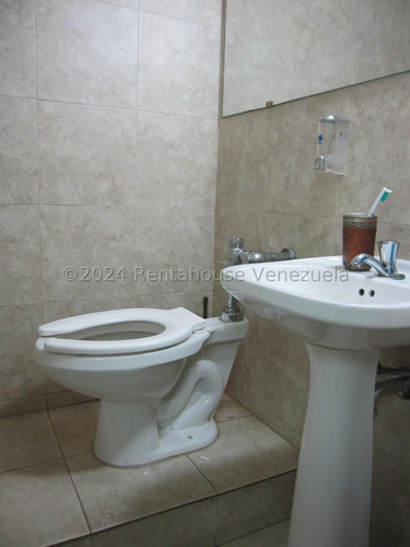 En Venta Ilumanada Y Centrica Oficina - Urb. Chacao.