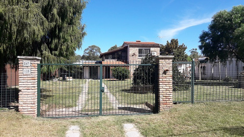 Se Vende Buena Casa De 2 Plantas, 4 Dormitorios, 2 Baños Completos Y Cochera En Marindia Norte A 1 Cuadra Y 1/2 De La Interbalnearia!