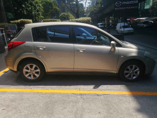 Imagen 4 de 8 de Nissan Tiida 2008 5p Hatch Back Emotion 6vel