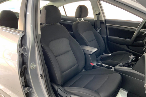 Imagen 7 de 25 de Hyundai Elantra 4 Pts Limited Tech, 20l, Ta, A/ac Aut, Pie
