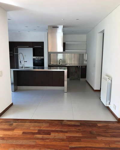 Casa En Venta - 4 Dormitorios 6 Baños - Cocheras - 1.224mts2 - Godoy Cruz
