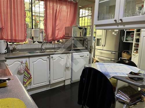 Casa En Venta De 4 Dorm. En Ñuñoa