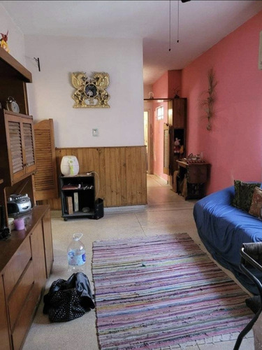 Venta De Apartamento 2 Dormitorios Con Patio Interno Y Azotea Compartida En Barrio Peréz Castellanos