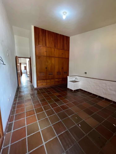 Imagen 13 de 16 de Amr Vende Espaciosa Y Bella Casa En La Urb. Merida