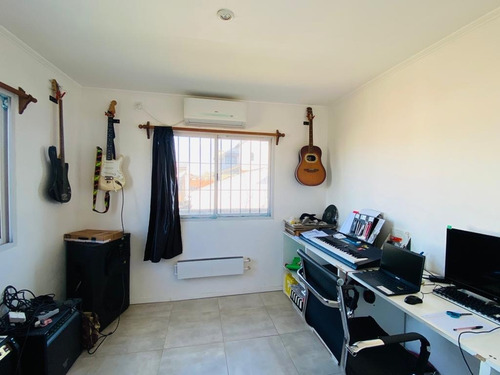 Imagen 14 de 18 de ¡ Oportunidad ! Chalet De 4 Amb. Con Garage Doble Y Fondo..