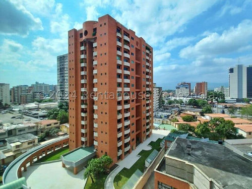 José Trivero Vende Espacioso Apartamento En Venta De 4 Habitaciones Y 3 Banos. Ubicado En Una Zona Exclusiva De  Barquisimeto