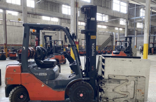 Imagen 18 de 25 de Autoelevador Toyota Fg25 Con Clamp Cascade 2012 Envio A Pais