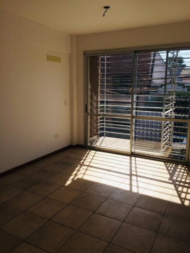 Imagen 3 de 13 de Departamento De 2 Ambientes Con Balcon Al Frente En Venta - Moron Norte