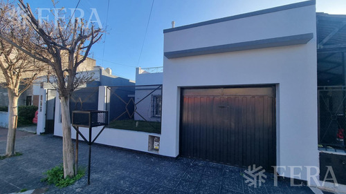 Venta De Casa De 4 Ambientes Con Cochera Y Fondo Libre En Wilde