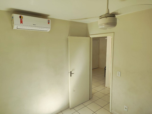 Apartamento Aconchegante Com 2 Dormitórios, Ar-condicionado, Banheiro Social Com Box, Sala Com 2 Ambientes E Sacada/varanda, Cozinha Tipo Americana, Área De Serviço, Piso Frio, 1 Vaga De Garagem.
