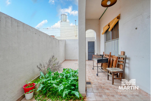 Casa En Venta En Olivos 4 Ambientes, 2 Dormitorios Con Vestidor, Patio Propio. A 2 Cuadras De Av.
