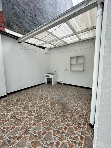 Apartamento De 2 Habitaciones Y 1 Baño Con Un Un Patio Grand