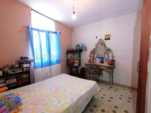 Dennymar, Vende Al Este De La Ciudad, Acogedora Casa Distribuida Armónicamente En 6hab, 4 Baños, Sala Comedor, Cocina, Ideal Para Acondicionar Y Personalizar A Gusto Propio, Contáctame Be557e