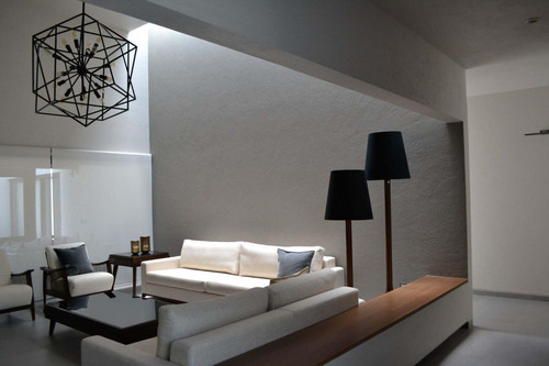 Casa Moderna En Venta En San Gil, Con Alberca, Frente Al Campo De Golf.
