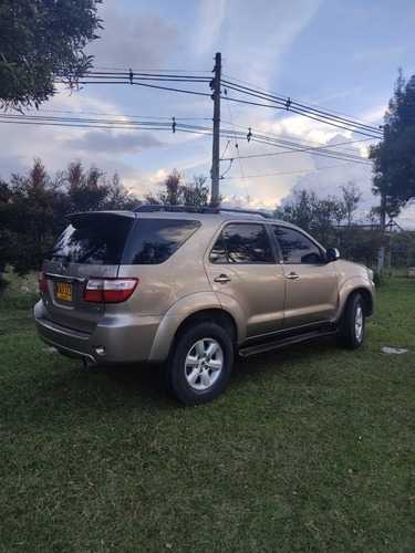 Toyota Fortuner Modelo 2011 Dorado