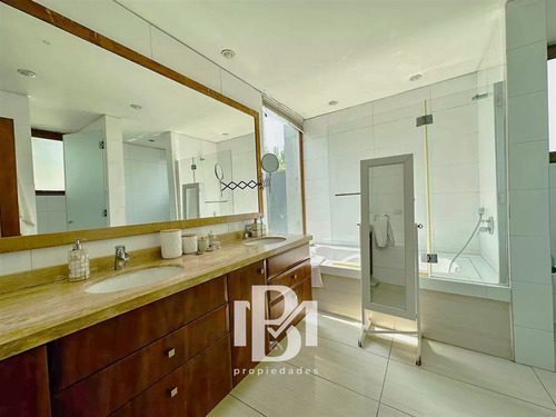 Casa En Venta De 5 Dorm. En Lo Barnechea