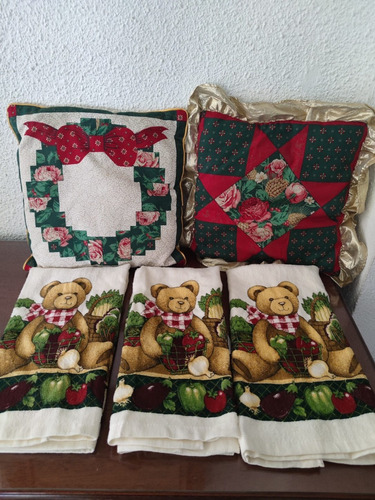 3 Paños Oso Navideño Y 2 Cojines De Navidad  28x28. Usa